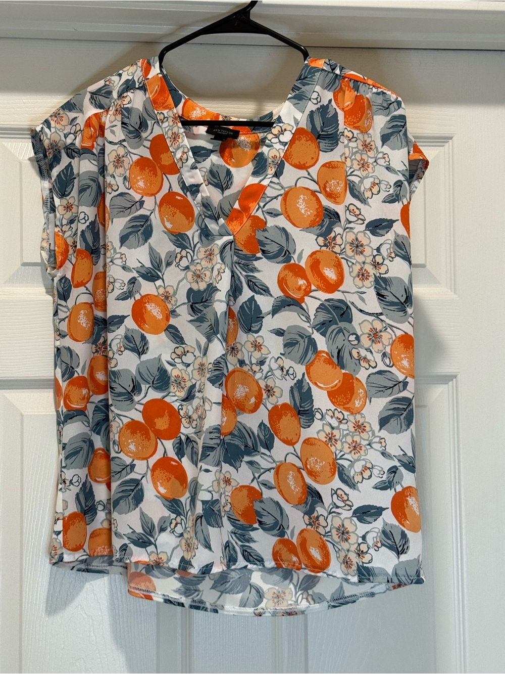 Ann Taylor Sleeveless Orange Floral V-Neck Top - White/Orange Size Medium